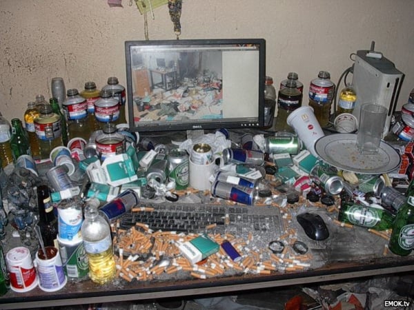 messy-desk.jpg